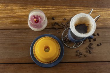 Küçük quindim, geleneksel Brezilya tatlısı, yanında bir fincan kahve ve bir mum _ 3.