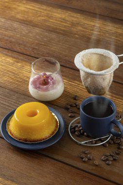 Küçük quindim, geleneksel Brezilya tatlısı, yanında bir fincan kahve ve bir mum _ 9.