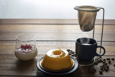 Küçük quindim, geleneksel Brezilya tatlısı, yanında bir fincan kahve ve bir mum _ 12.