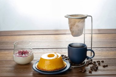 Küçük quindim, geleneksel Brezilya tatlısı, yanında bir fincan kahve ve bir mum _ 14.