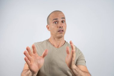 Kafkasyalı, Brezilyalı, 48 yaşında, stüdyoda duygularını gösteriyor _ şaşkınlık _ 2.