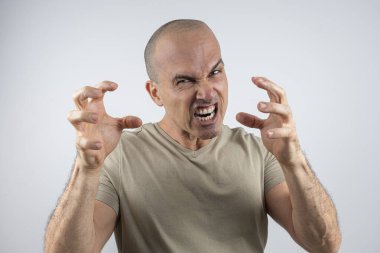 Kafkasyalı, Brezilyalı, 48 yaşında, stüdyoda duygularını gösteriyor _ kızgın _ 3.