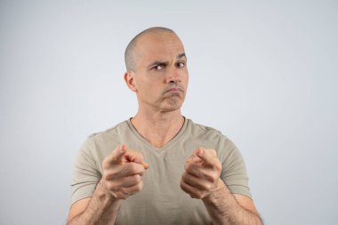 Kafkasyalı, Brezilyalı, 48 yaşında, stüdyoda duygularını gösteriyor _ ciddi _ 5.