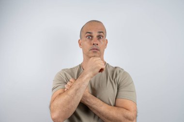 Kafkasyalı, Brezilyalı, 48 yaşında, stüdyoda duygularını gösteriyor _ şaşkınlık _ 3.