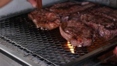 Kalın ve sulu bir sucuklu biftek kömürde kızartılıyor. Brezilya barbeküsü _ 5.