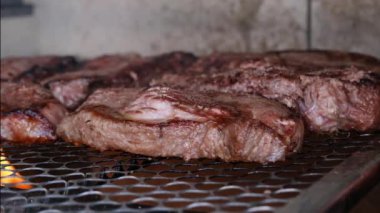 Kalın ve sulu bir sucuklu biftek kömürde kızartılıyor. Brezilya barbeküsü _ 7.