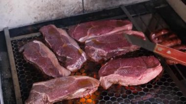 Zeytinyağı ve tuzlu Chorizo biftekleri, diğer tarafta pişirmek için çevriliyor _ Brezilya barbeküsü.