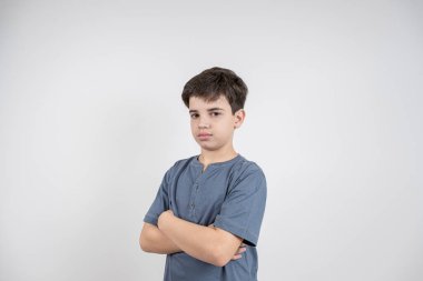 10 yaşındaki Brezilyalı çocuk ciddi ve kameraya bakıyor..