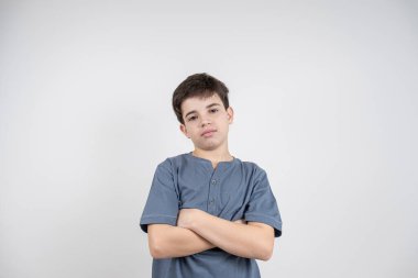 10 yaşındaki Brezilyalı çocuk ciddi ve kameraya bakıyor..