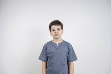 10 yaşındaki Brezilyalı çocuk ciddi ve kameraya bakıyor..