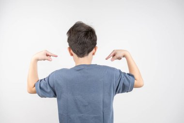 Sırtı dönük ve gömleğini gösteren 10 yaşındaki Brezilyalı çocuk _ 11.