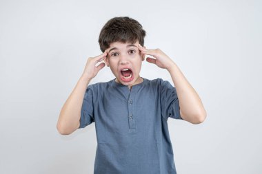 10 yaşındaki Brezilyalı çocuk korkmuş ve kameraya bakıyor _ 4.