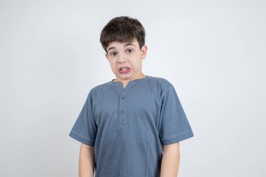 10 yaşındaki Brezilyalı çocuk korkmuş ve kameraya bakıyor _ 6.