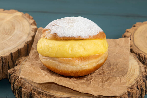 Бразильские пончики со сливками традиционные бразильские сладкие на деревянной доске _ 6.