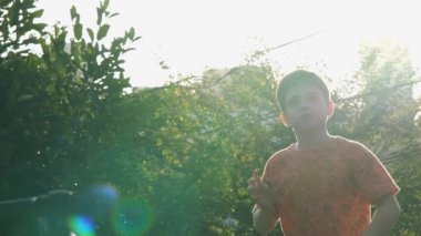 11 yaşındaki Brezilyalı çocuk halka açık bir meydanda köpük uçağıyla oynuyor..