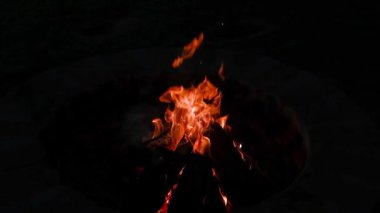 Tuğlalarla çevrili bir yerde yakılan küçük odun kütüklerinden oluşan şenlik ateşi..