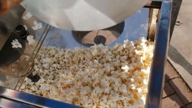 Adam taze patlamış mısırı arabanın tepesine boşaltıyor yavaş çekim _ 2.