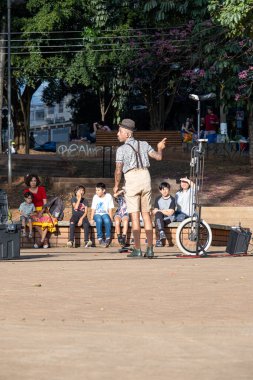 SAO PAULO, SAO PAULO - BRAZIL, ON AĞUSTOS 03, 2024: Halka açık bir meydanda gösteri yapan bir sokak sanatçısı.