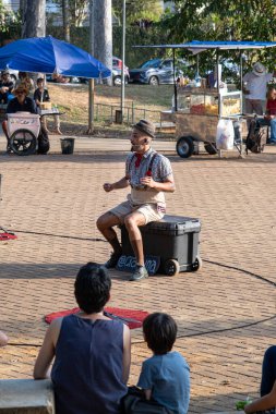 SAO PAULO, SAO PAULO - BRAZIL, ON AĞUSTOS 03, 2024: Halka açık bir meydanda gösteri yapan bir sokak sanatçısı.