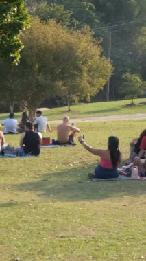 SAO PAULO, SAO PAULO - BRAZIL, AĞUSTOS 18, 2024: Günbatımı Meydanı 'nın panoramik manzarası Gün batımını bekleyen insanları gösteriyor _ yakın _ dikey _ 3.