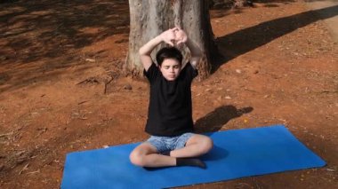 11 yaşındaki Brezilyalı çocuk Met 'te oturuyor ve yoga sınıfında esniyor..