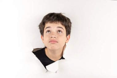 11 yaşında Brezilyalı bir çocuk. Kafası kartonda yırtılmış. Duygularını gösteriyor..