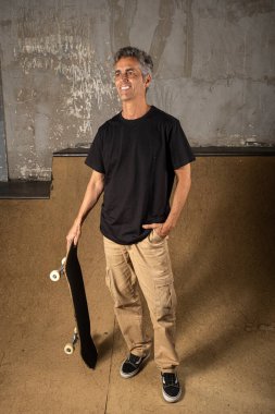 54 yaşındaki Brezilyalı kaykaycı bir kaykay parkındaki fotoğraf çekiminde..