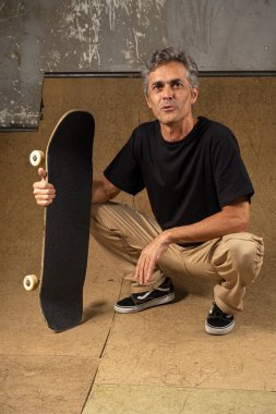 54 yaşındaki Brezilyalı kaykaycı bir kaykay parkındaki fotoğraf çekiminde..