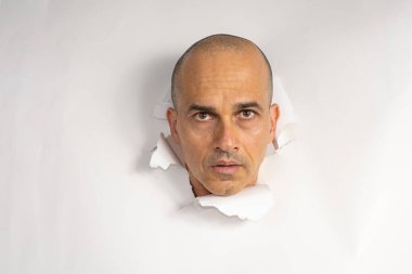 48 yaşında, Brezilyalı bir adam, günlük giysiler içinde, sadece kafası yırtık bir karton üzerinde, duygularını gösteriyor _ 1.