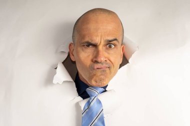 48 yaşında günlük giysiler ve kravatlı bir adam, sadece kafası kartonda, duygularını gösteriyor _ 8.