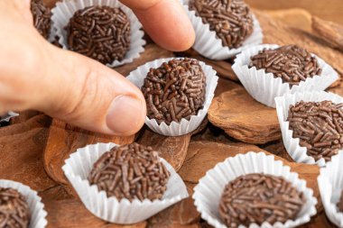 Erkek el küçük ağaç kabuğundan Brezilya çikolatası alıyor _ 16.