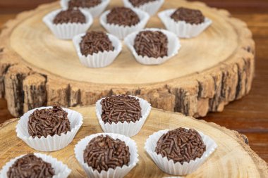 Tahta tabakta Brezilya çikolatalı trüf. Geleneksel Brezilya tatlısı _ 4.