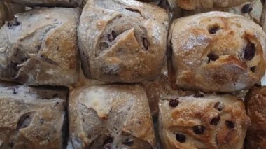 Brezilya 'daki bir fırında fındıklı veya kuru üzümlü küçük rustik ekmekler sergileniyor..