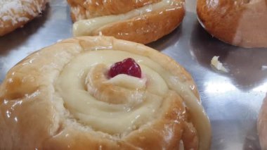 Brezilya pastanesinde kremalı tatlı ekmek..