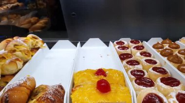 Fırında sergilenen çeşitli tatlılar, guava macunu, krema ve hindistan cevizi..