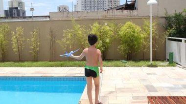 11 yaşındaki Brezilyalı çocuk uçağıyla havuzda yalnız oynadığı için üzgün ve hayal kırıklığına uğramış..