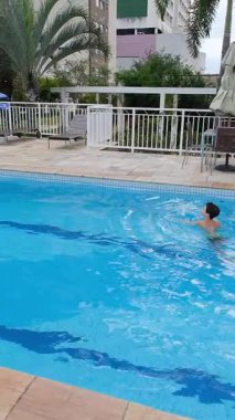 11 yaşındaki Brezilyalı çocuk havuza atıldı ve poliüretan düzlemini dikey olarak fırlattı..