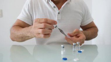 49 yaşındaki Brezilyalı adam büyüme hormonu ilaçlarını seyreltiyor..