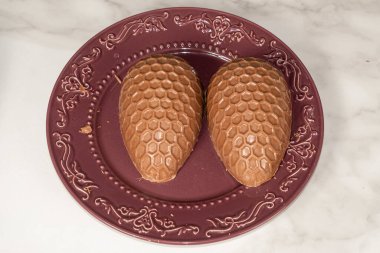 Sütlü çikolatalı Paskalya yumurtası bal peteği desenli..