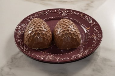 Alçak anahtar _ Sütlü çikolatalı Paskalya yumurtası bal peteği desenli.