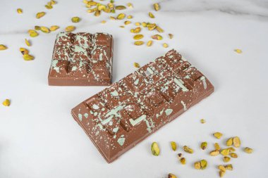 El yapımı Belçika çikolatası. Fıstıklı ve ganache dolu..