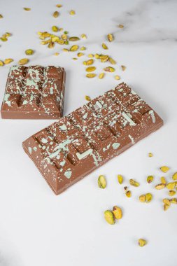 El yapımı Belçika çikolatası şam fıstıklı ve ganache _ dikey.