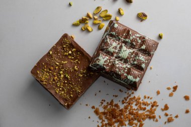 El yapımı Belçika çikolatası, fıstıklı ve ganache dolu, ikiye bölünmüş..