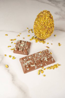 Sütlü çikolata ve şam fıstıklı Paskalya yumurtası..