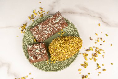 Fıstıklı ve çikolatalı Paskalya yumurtası..