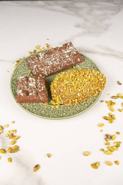 Fıstıklı ve çikolatalı Paskalya yumurtası..