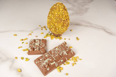 Sütlü çikolata ve fıstıklı Paskalya yumurtası..