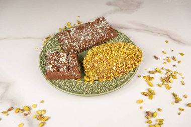 Fıstıklı ve çikolatalı Paskalya yumurtası..