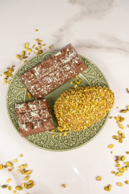 Fıstık ezmeli ve çikolatalı Paskalya yumurtası..