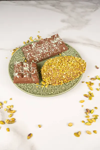 Fıstıklı ve çikolatalı Paskalya yumurtası..